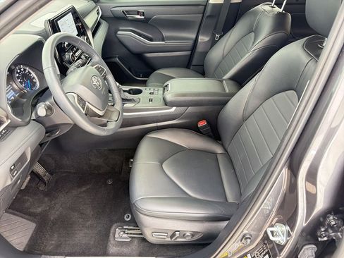 Used 2024 Toyota Highlander XLE FWD image 5