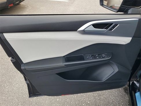 Certified 2025 Volkswagen Taos SE image 14