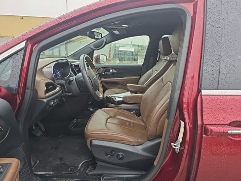 Used 2020 Chrysler Pacifica Limited w/ Advanced Safetytec Group FWD image 7