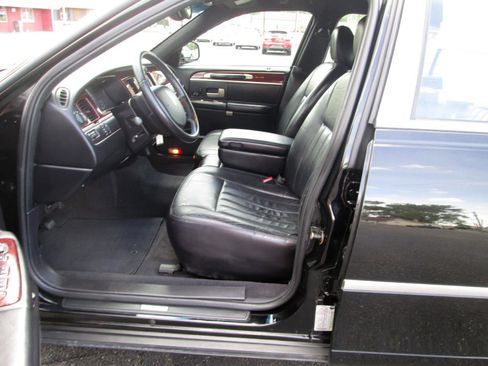 Used 2005 Lincoln Town Car Signature RWD image 14