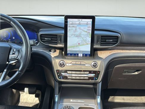 Used 2020 Ford Explorer Platinum w/ Premium Technology Package AWD/4WD image 18