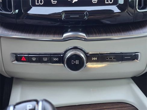 Used 2021 Volvo XC60 T5 Momentum w/ Premium Package image 15