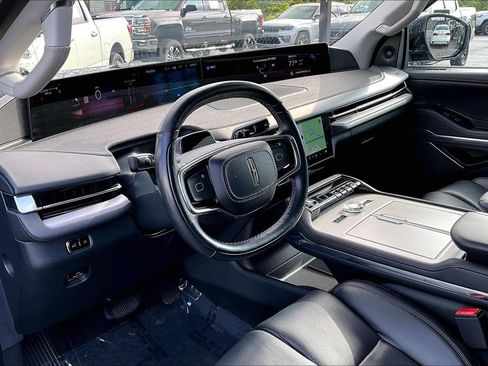 Used 2025 Lincoln Navigator Reserve AWD/4WD image 18