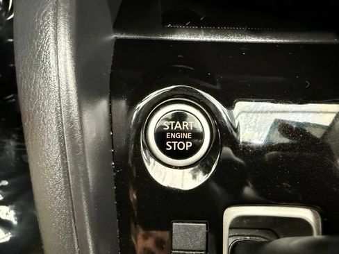 Used 2025 Nissan Versa SV FWD image 38