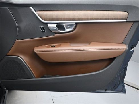Certified 2025 Volvo V90 B6 Cross Country Plus image 31