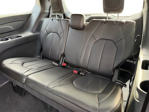 New 2026 Chrysler Pacifica Select image 14