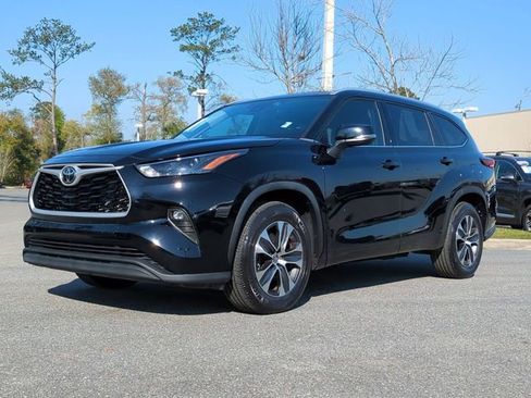 Used 2022 Toyota Highlander XLE image 2