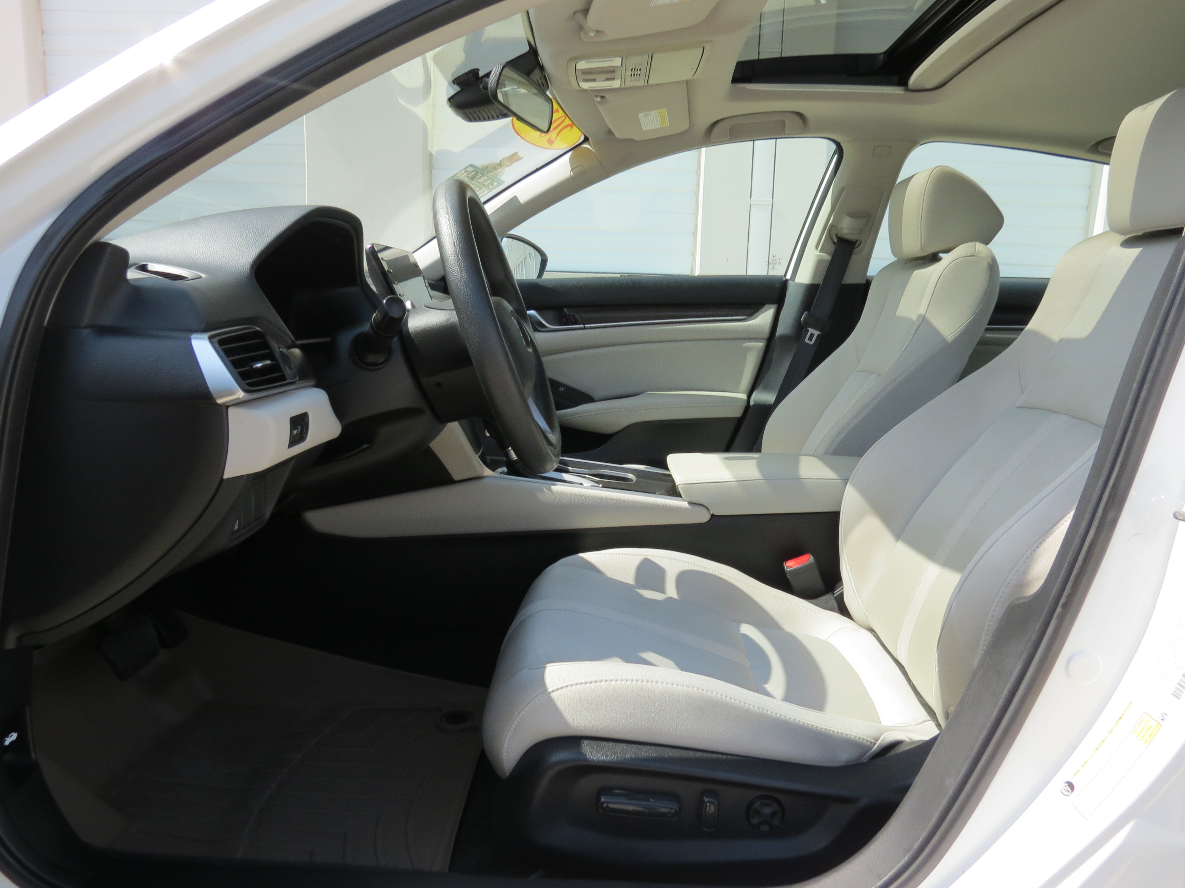 Used 2018 Honda Accord EX image 25