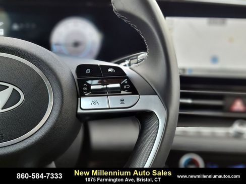 Used 2025 Hyundai Elantra SEL image 29