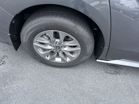 Used 2025 Toyota Sienna XLE FWD image 11