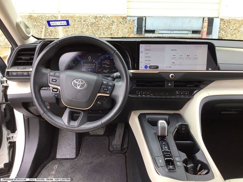 Used 2023 Toyota Crown Limited image 10