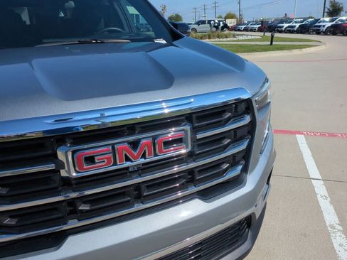 Used 2025 GMC Acadia Elevation image 10