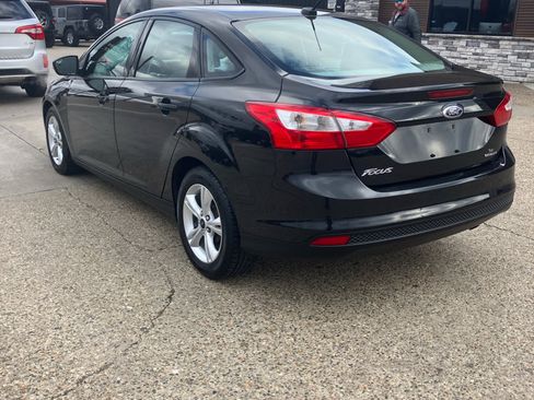 Used 2013 Ford Focus SE w/ SE Winter Pkg image 2