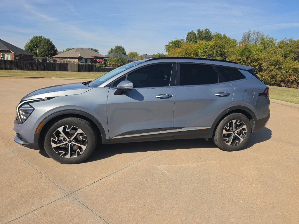 Used 2025 Kia Sportage EX w/ Premium Package FWD image 2