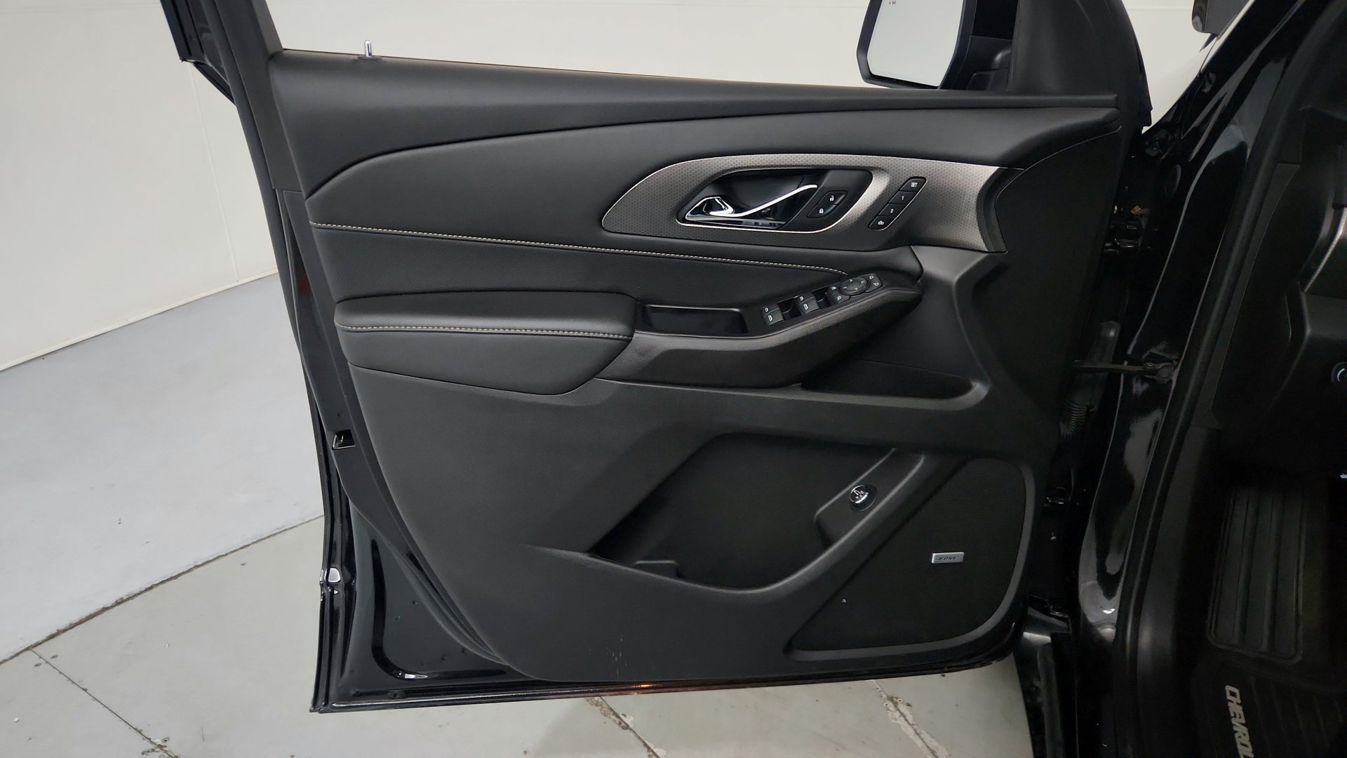 Used 2023 Chevrolet Traverse Premier w/ Redline Edition FWD image 1