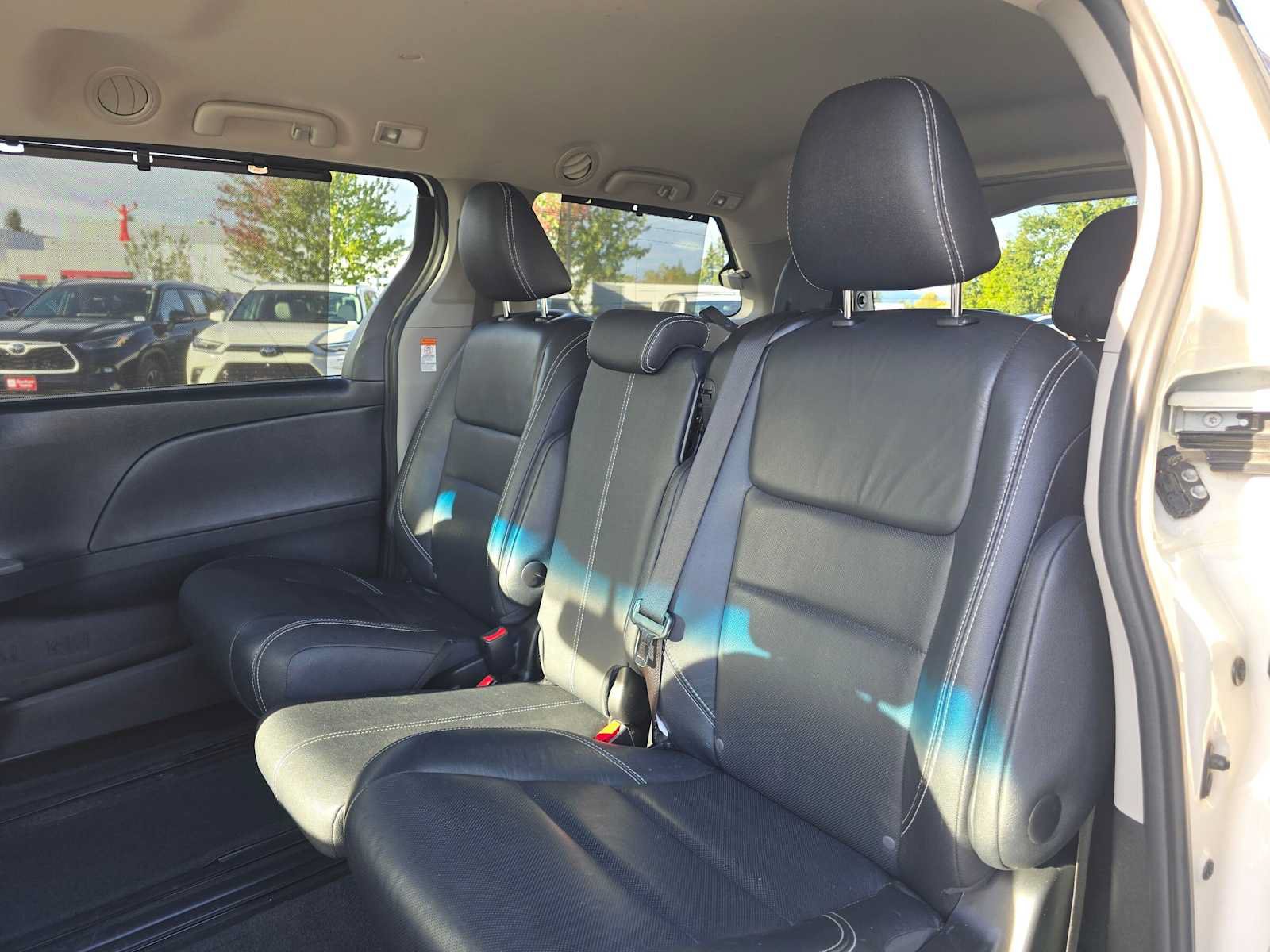 Used 2016 Toyota Sienna SE w/ SE Preferred Package FWD image 18