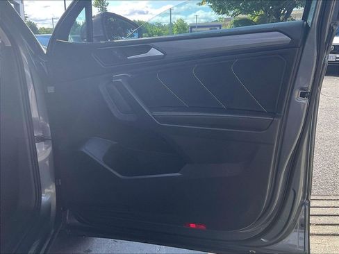 Used 2024 Volkswagen Tiguan SE AWD/4WD image 12