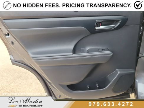 Used 2023 Toyota Highlander XLE FWD image 17