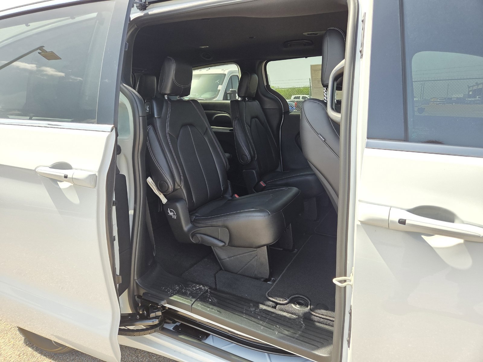 New 2026 Chrysler Pacifica Select FWD image 15