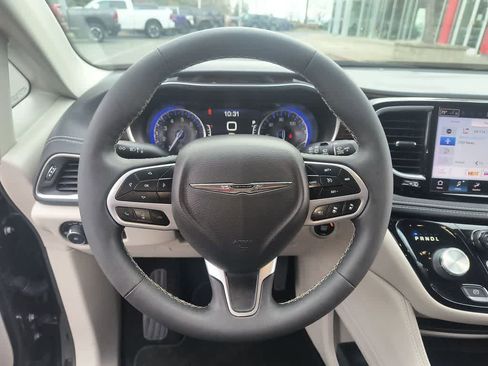 Used 2022 Chrysler Pacifica Limited AWD/4WD image 14