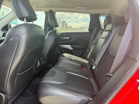 Used 2018 Jeep Cherokee Trailhawk w/ Comfort/Convenience Group AWD/4WD image 19