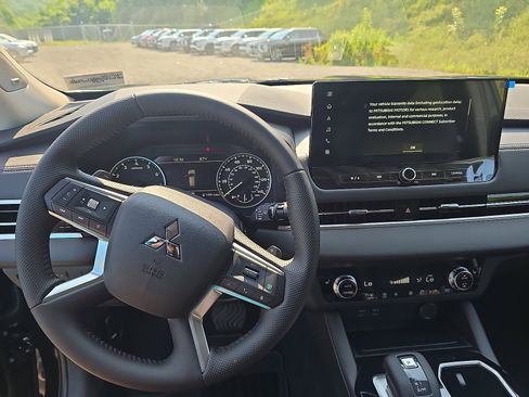 New 2025 Mitsubishi Outlander SE image 15