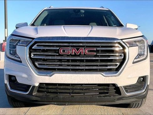 Used 2024 GMC Terrain SLT image 2