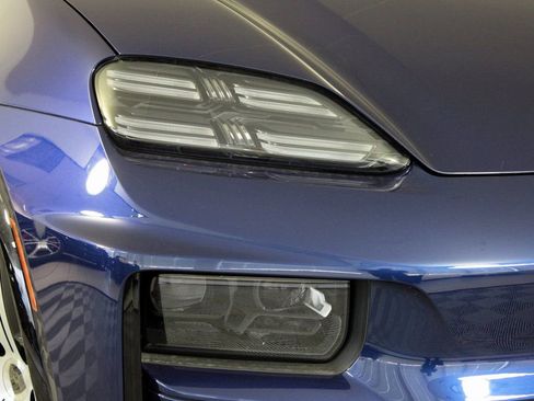 Certified 2025 Porsche Macan Turbo Electric image 11