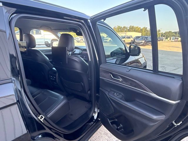 Used 2023 Jeep Grand Cherokee Limited w/ Luxury Tech Group II AWD/4WD image 19