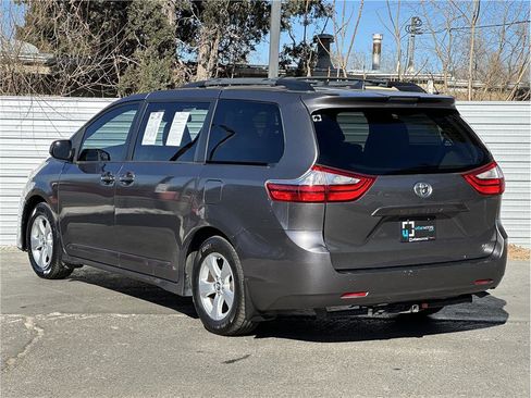 Used 2018 Toyota Sienna LE image 12
