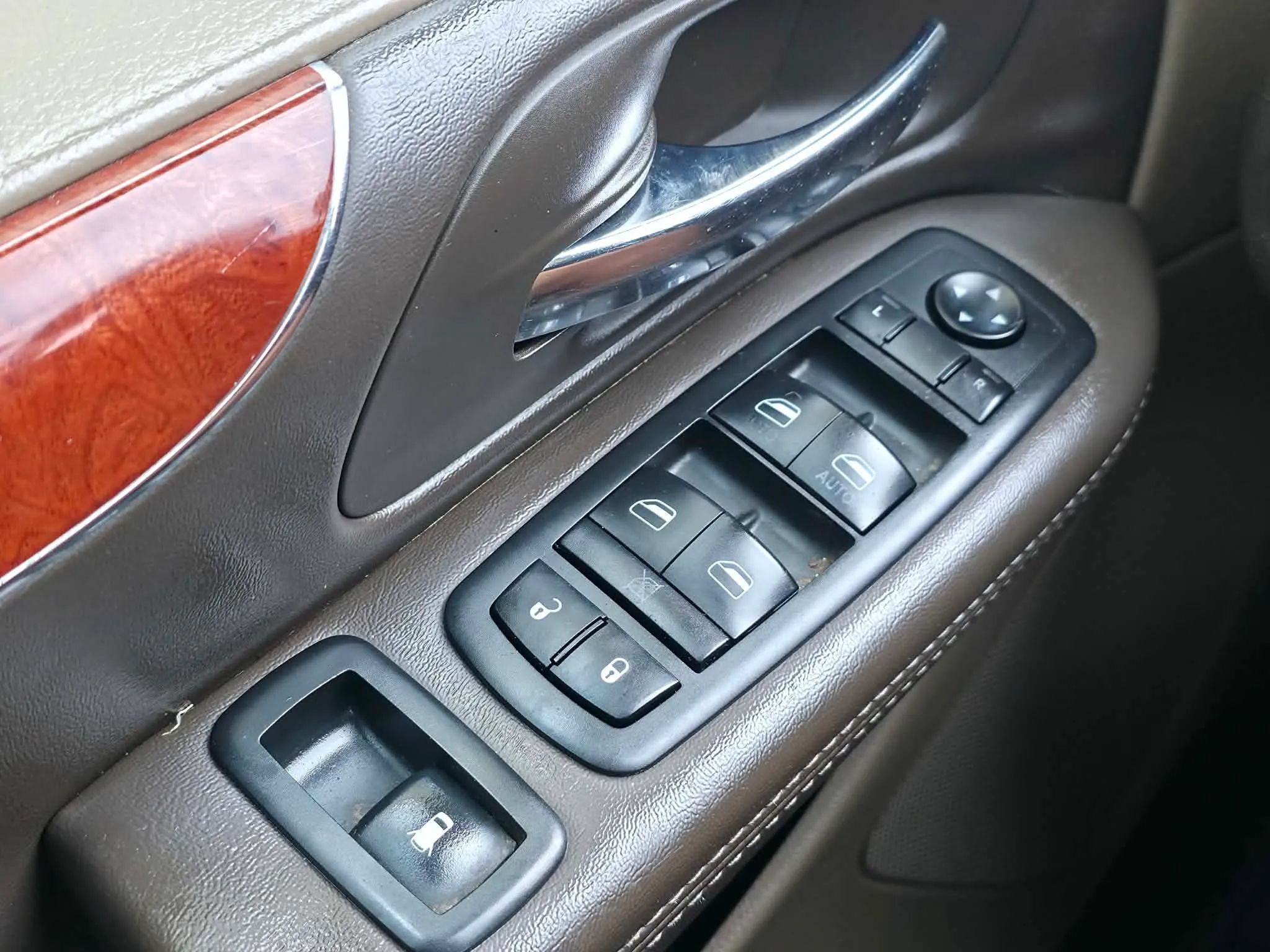 Used 2014 Chrysler Town & Country Touring FWD image 25