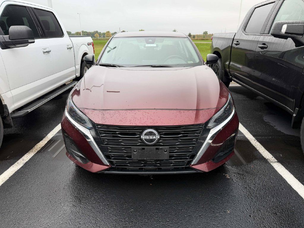 Used 2025 Nissan Altima 2.5 SV FWD image 2