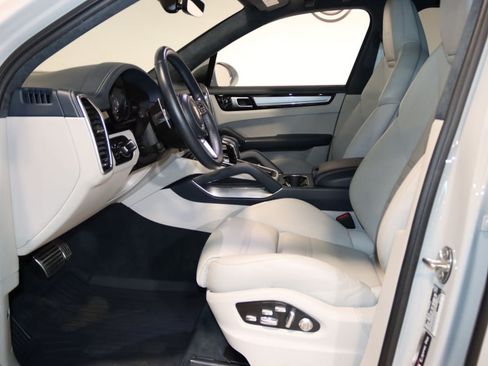 Used 2020 Porsche Cayenne Turbo AWD/4WD image 47
