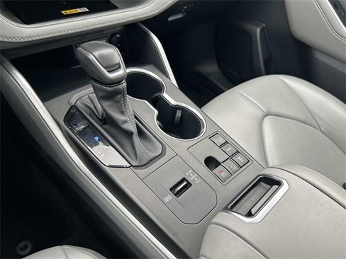 Used 2023 Toyota Highlander XLE image 29