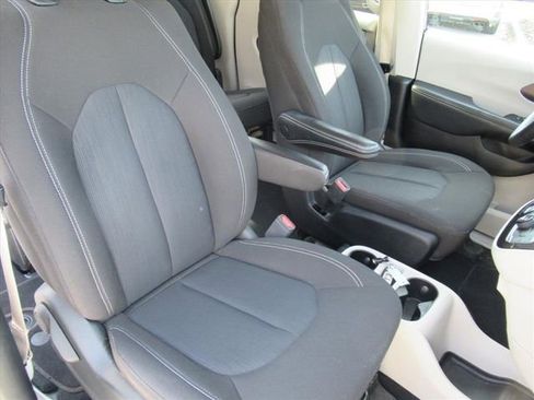 Used 2023 Chrysler Voyager LX image 9