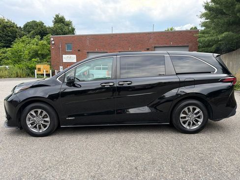 Used 2021 Toyota Sienna XLE AWD/4WD image 3