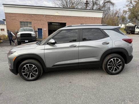 Used 2025 Chevrolet TrailBlazer LT w/ Convenience Package image 1