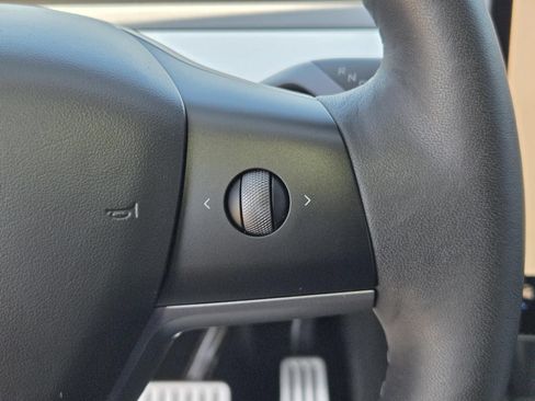 Used 2023 Tesla Model Y Performance AWD/4WD image 17