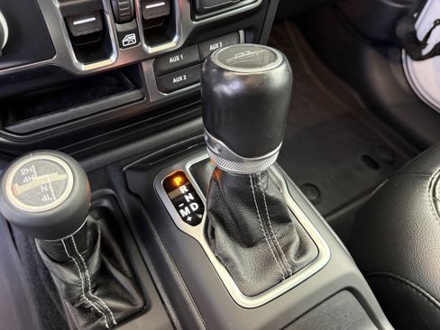 Used 2020 Jeep Gladiator Overland image 17