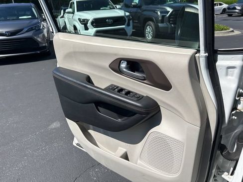 Used 2017 Chrysler Pacifica Touring FWD image 29