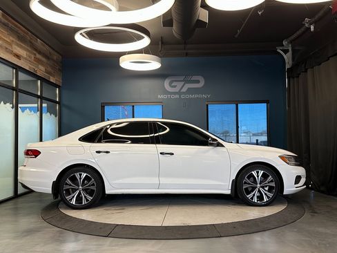 Used 2021 Volkswagen Passat 2.0T SE image 2