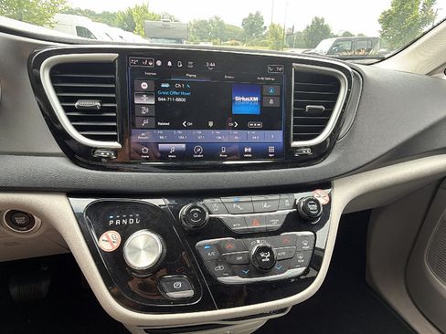Used 2024 Chrysler Pacifica Touring-L FWD image 31