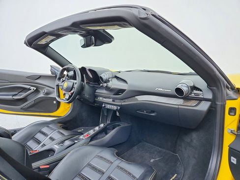 Used 2021 Ferrari F8 Tributo image 35