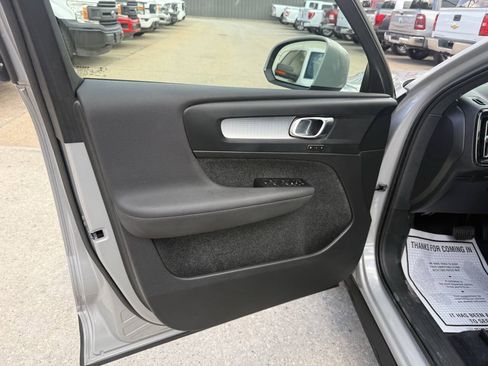 Used 2023 Volvo XC40 B5 Core AWD/4WD image 8