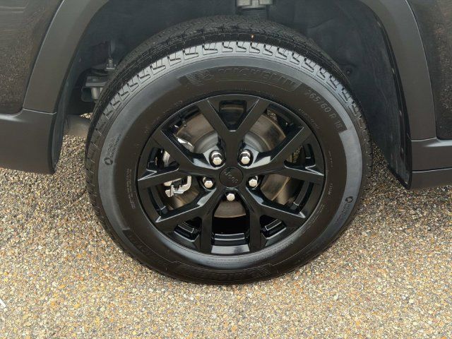 Used 2025 Jeep Grand Cherokee L Altitude RWD image 5