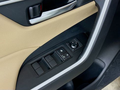 Used 2020 Toyota RAV4 XLE w/ Convenience Package FWD image 19