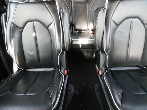 Used 2023 Chrysler Pacifica Limited w/ S Appearance Package image 13