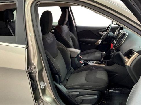 Used 2017 Jeep Cherokee Latitude image 7