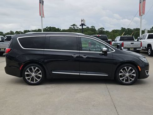 Used 2018 Chrysler Pacifica Limited w/ Advanced Safetytec Group FWD image 4