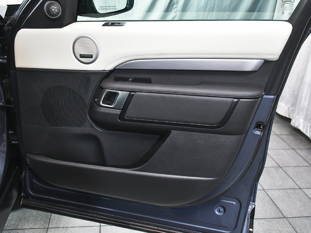 Used 2024 Land Rover Discovery Dynamic SE AWD/4WD image 14